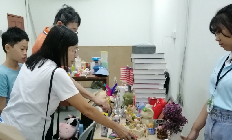 杨雪霞老师带着一家人前来参加由关丹学记举办的旧物回收义卖会。
