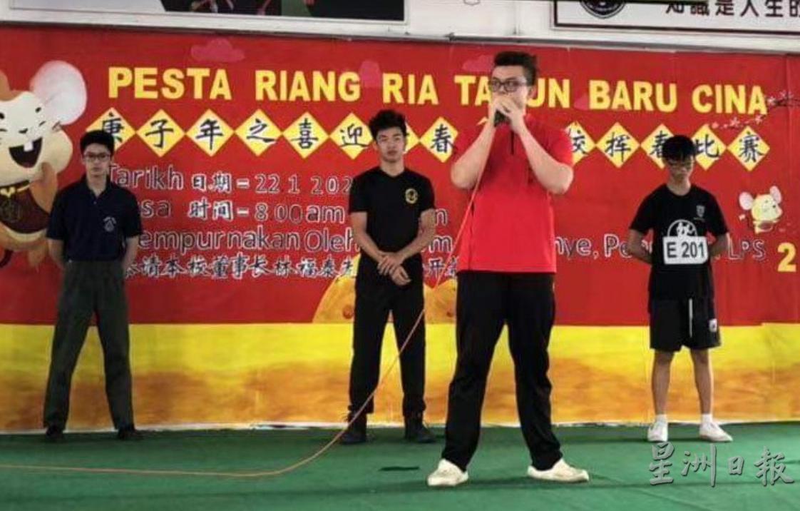 李葳伦以幽默风趣又精彩绝伦的方式呈献咏春演示，看得学生目不转睛。