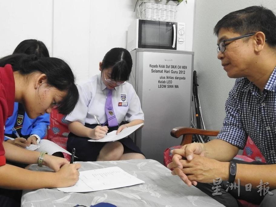 王荻程向来敬业乐业及认真教学的执教精神，也深受学生的爱戴。