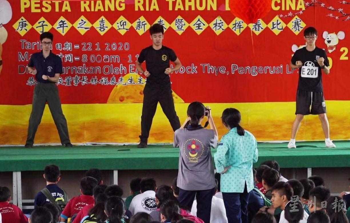 由李葳伦的3名徒弟上台为学生演示咏春标指第二小节，以简单的方式达到防卫自救的效果。