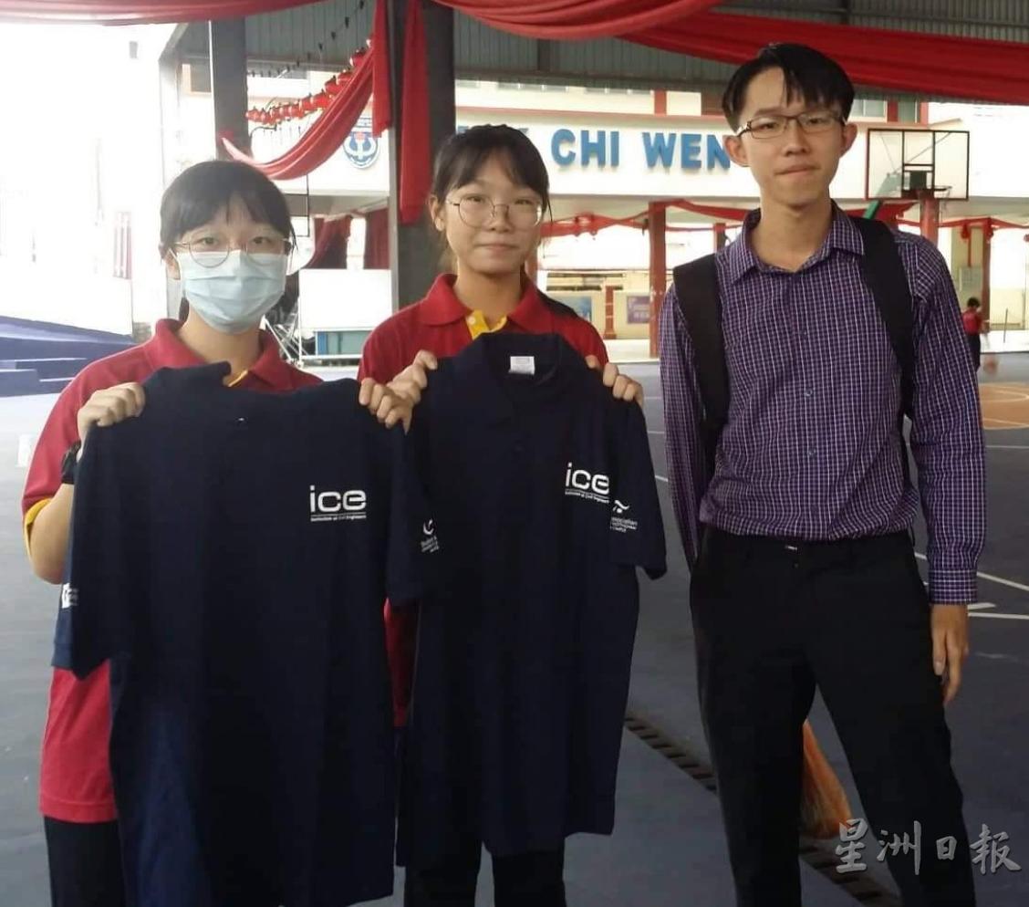 蔡秉翰（右）派发爱心衣物时，鼓励学生在学习生涯中，应积极学习。