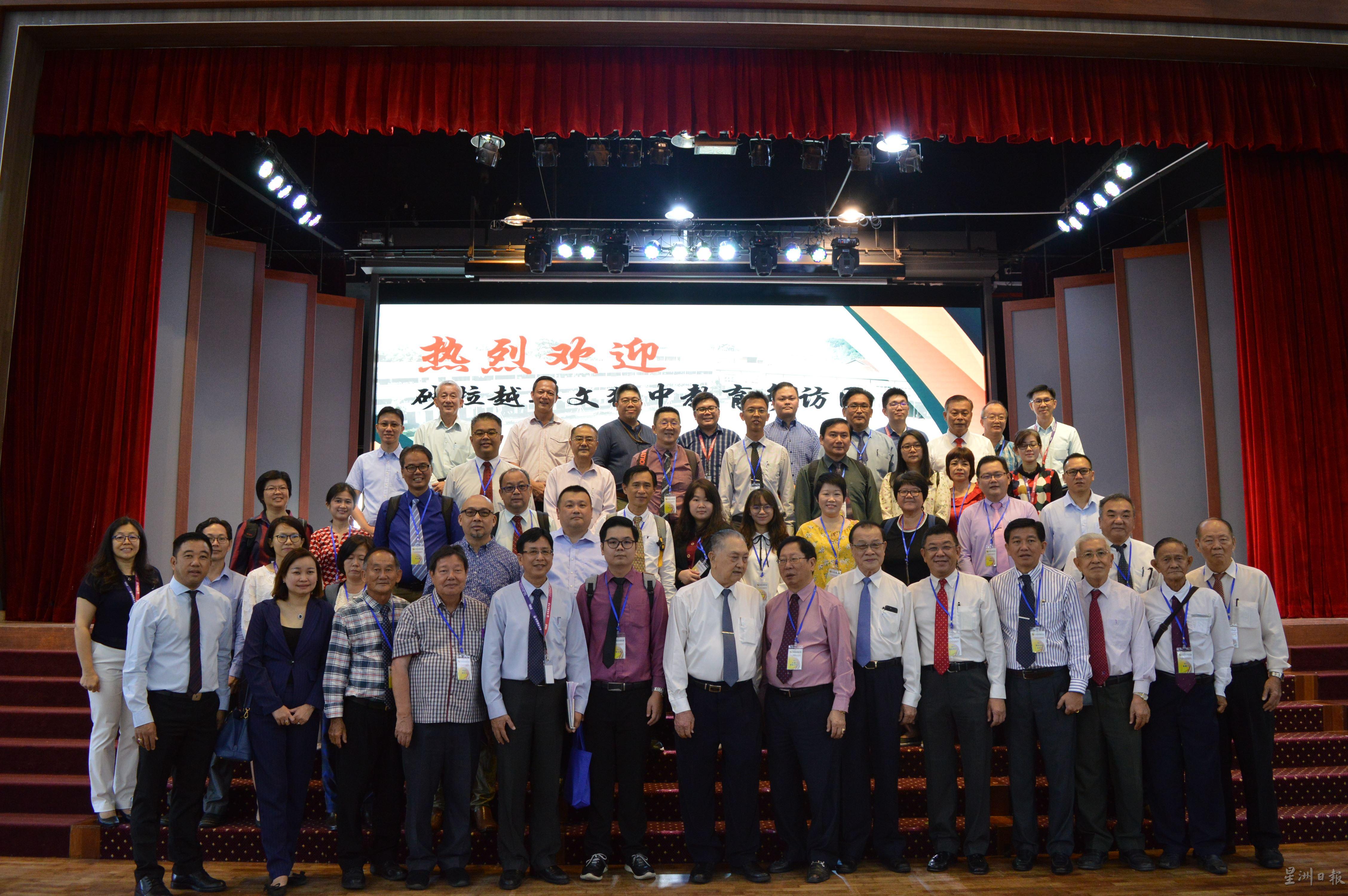 参访团与日新独中校方大合照留念。