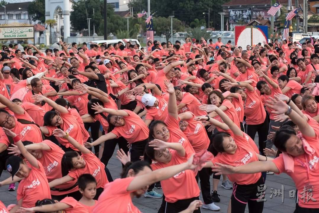 参与者在广场上进行热身操。