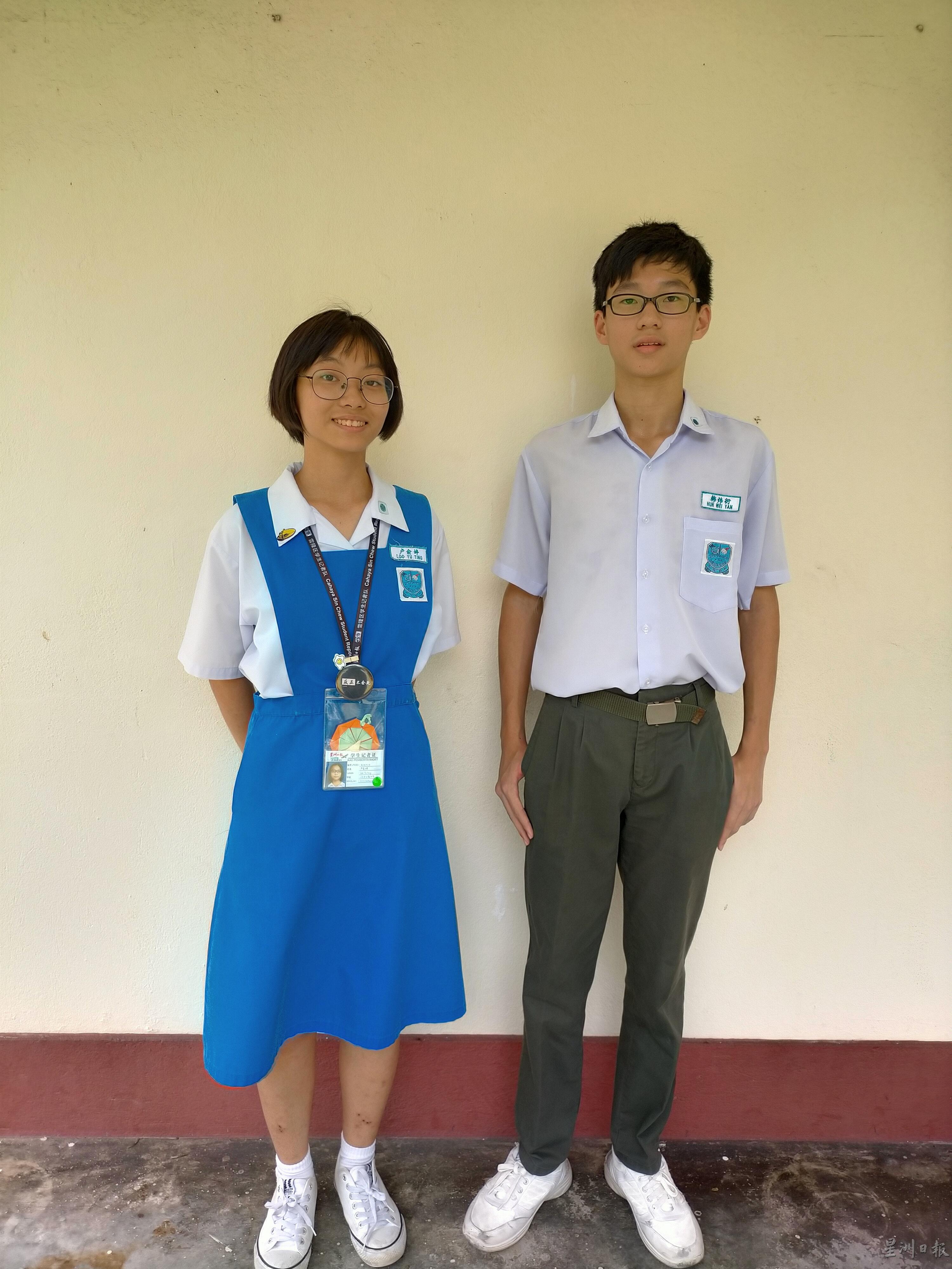韩炜衍（右）在接受采访之后与学记卢俞婷合照。