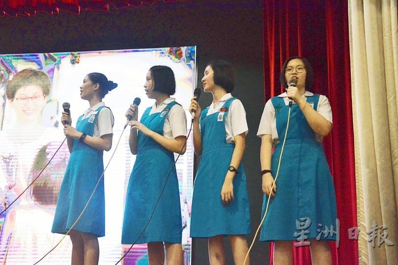 槟华合唱团团员带领全体师生齐唱槟华百年校庆歌曲。