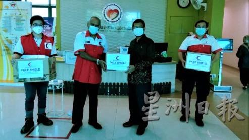 戴振扬（左起）连同拉美士将200个防护面罩赠予卫生局，并由阿都阿兹代表接领。右一为戴良优。