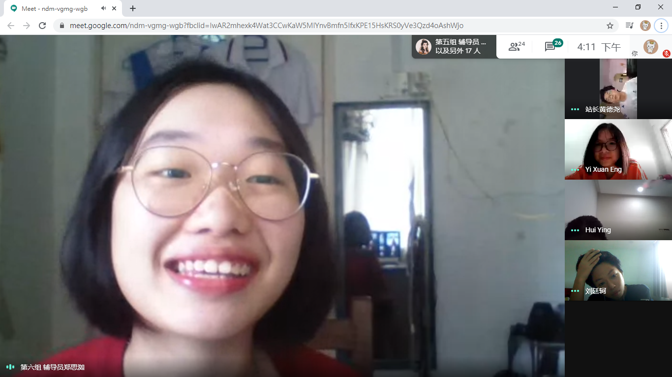 辅导员（左）和营员一起进行游戏，气氛愉快。