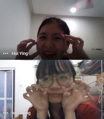 在活动中，为了闯关营员扮鬼脸以换取提示。