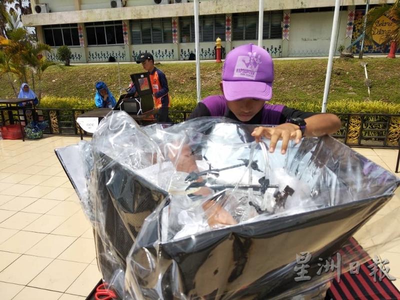 参赛者正在安装太阳能煮饭器。