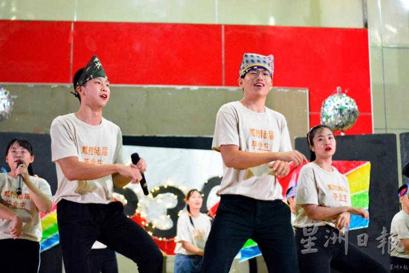高三行班在舞台上的精心布置加上活泼的舞蹈与演唱，深受评审团的喜爱。