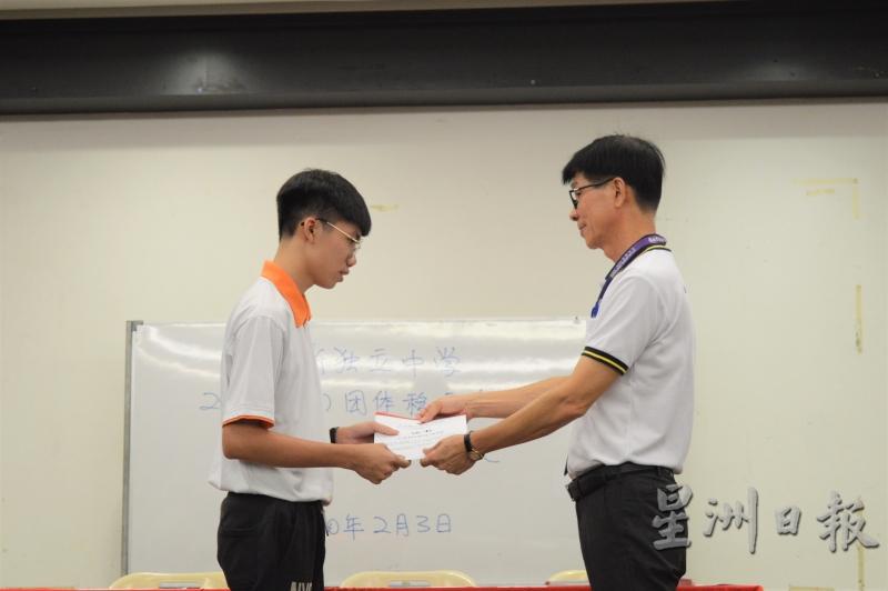 李宗持（右）颁发感谢状予卸任执委。