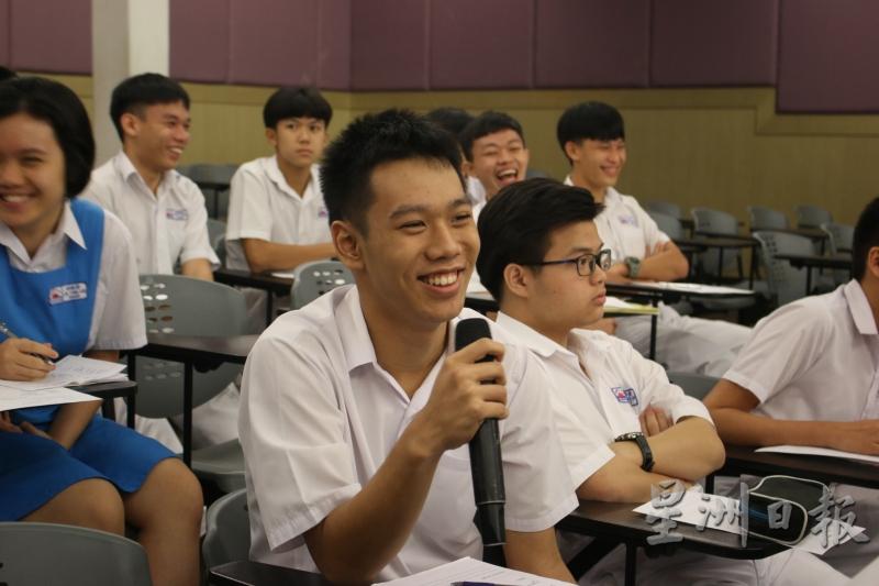 学生在活动上踊跃发问。