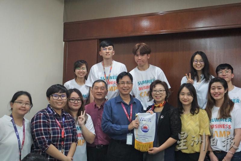 中原大学代表与日新独中校方合照。