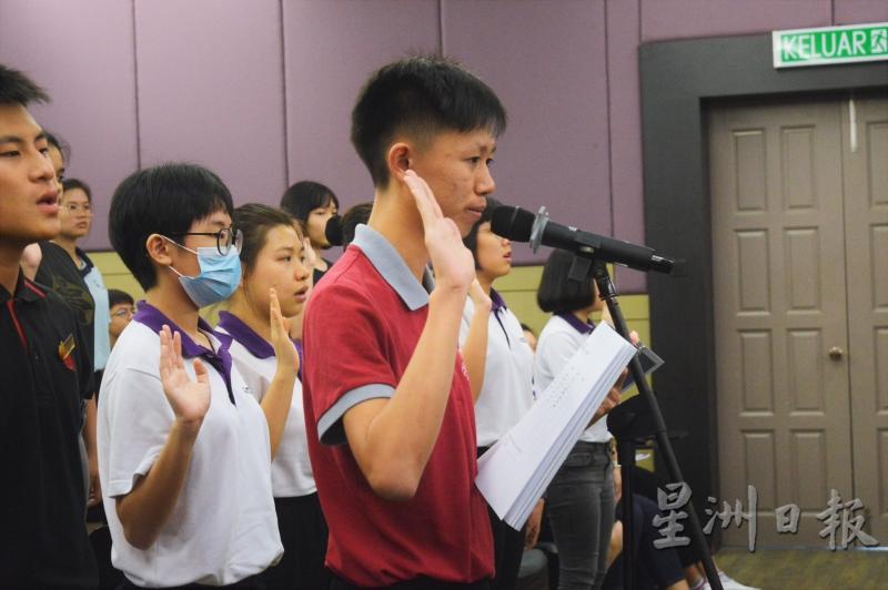 张子谦带领新任执委宣誓。