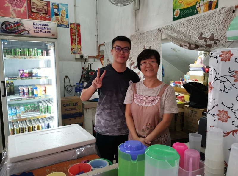 和蔼可亲的曾紫芬深受学生们的喜欢。