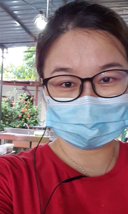 西餐厅老板娘接受学记的访问。