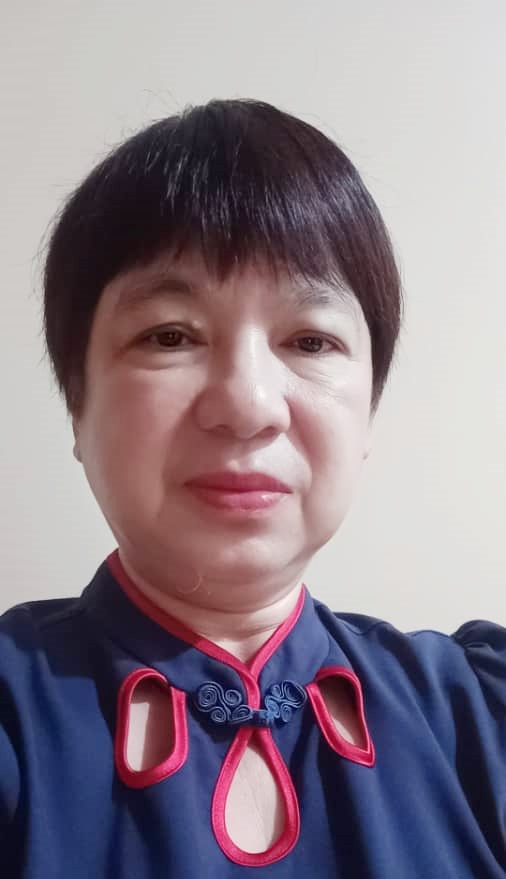 蔡玉金老师热爱魔方，并成为新民独中西洋棋与魔术方块跨领域选修课的特约老师。
