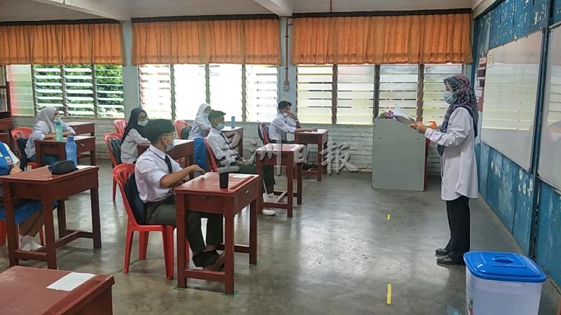 班级任在为学生解说教育局所规定的SOP。班级任在为学生解说教育局所规定的标准作业程序（SOP）。
