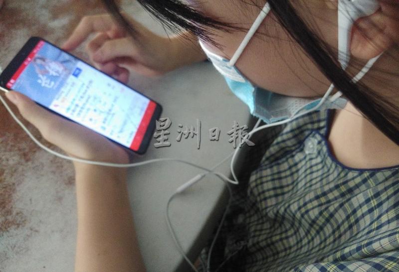 李甄听自己喜欢的歌曲，度过休闲时光。