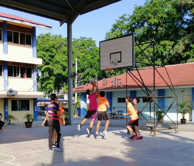 校队篮球员把平时学习到的技巧发挥的淋淋尽至。
