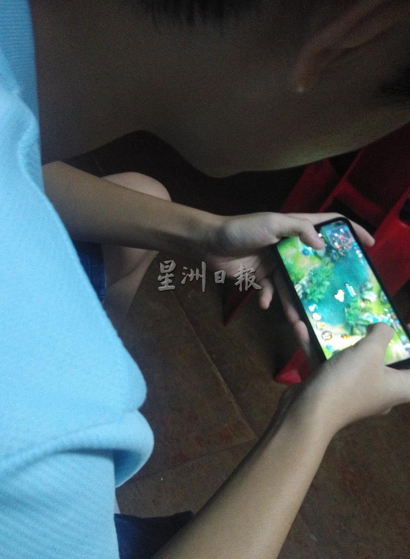 郭佳合空闲时会玩一玩游戏，放松心情。