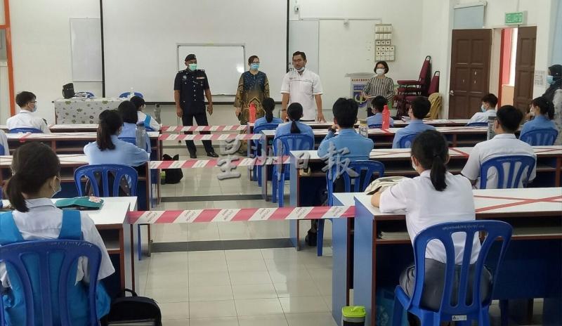 为确保复课首日一切顺利，李成伟（右二起）、县教育局官员及警方代表一同巡视上课的情况。
