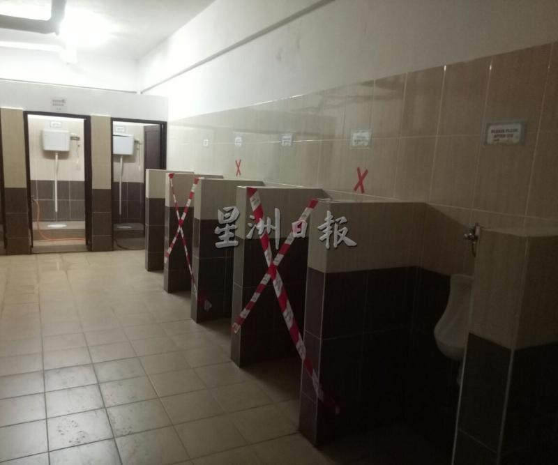 即便在厕所，也要保持人身距离。