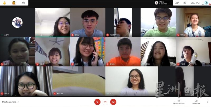 学记善用视讯功能，虽然隔着屏幕却隔不掉学记之间的感情。