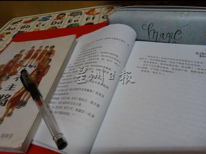 自习之余，刘佩珊会阅读喜爱的小说。