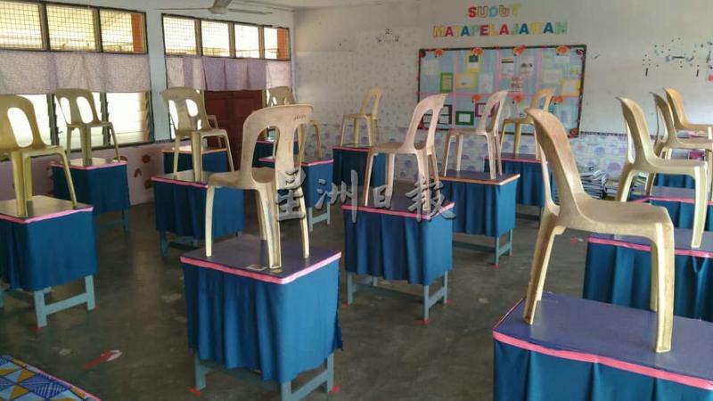 桌子距离分开，以小班制进行教学。