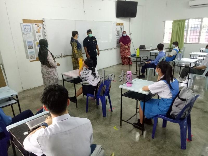 学生全程在课室的期间，必须与同学之间保持至少1公尺的距离。