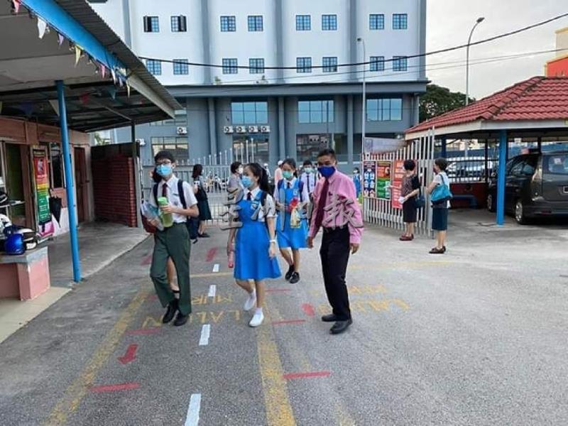 学生按照指示陆续进入校园。