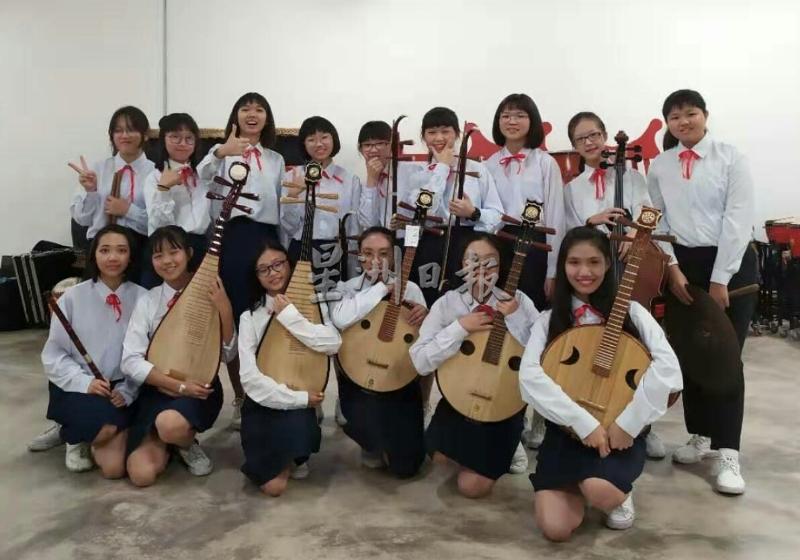 启中华乐团的代表全员和“马来西亚国际青年文化艺术盛典”合照，分享喜悦。