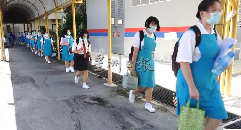放学时，学生们守着1米距离，列队离开校园。