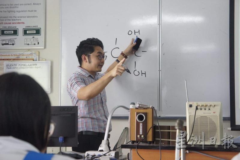 林老师对着化学程式，竟可以把它们讲成一连串的爱情方程式。