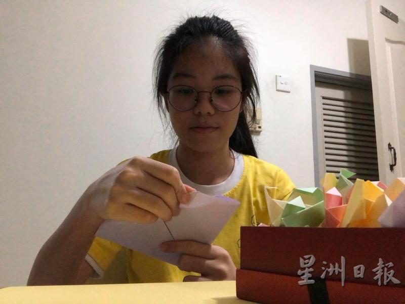 团员化身爱心天使，凭着灵巧的手艺变出一个个爱心。