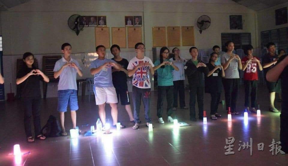 营员们在团康组的带领下演绎《一颗种子》手语，向林连玉老师致敬。