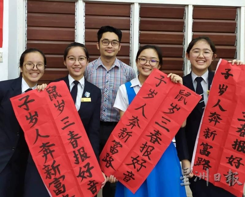 和蔼可亲的林老师深受学生们的爱戴，在春节时高兴与他合照。