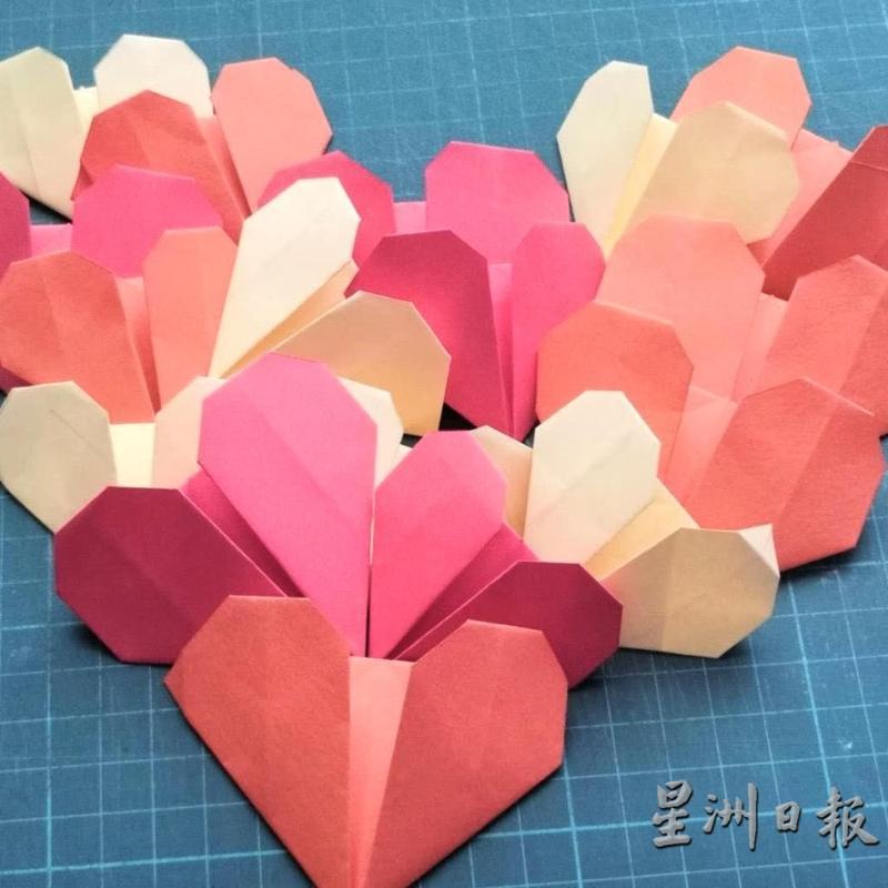 一个个心形折纸，包含了少狮团团员们的祝福。
