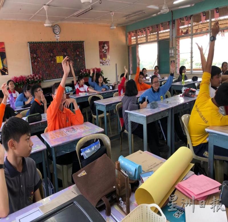 华文学会会员积极投票。