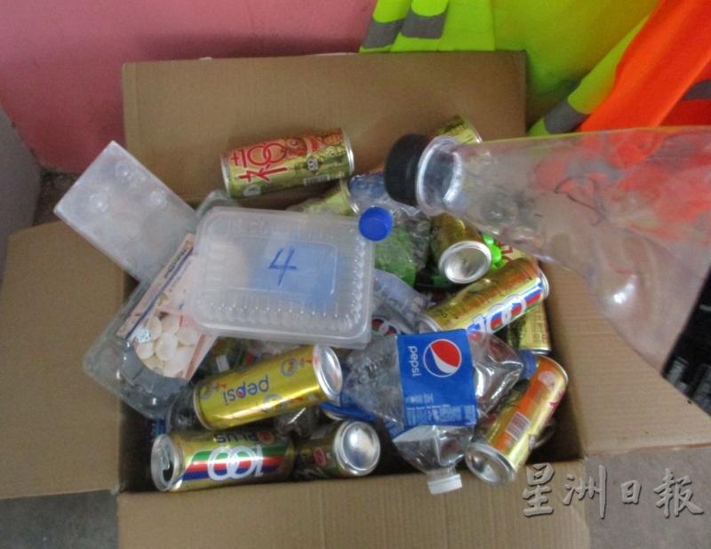 乐满中学学生为塑料与罐子进行分类。