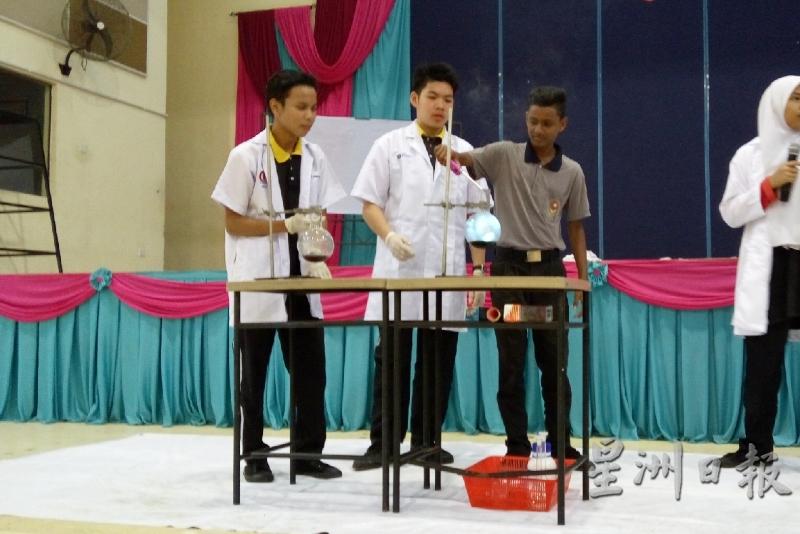“学生科学家”为在场者表演各种科学实验，并观察科学反应。