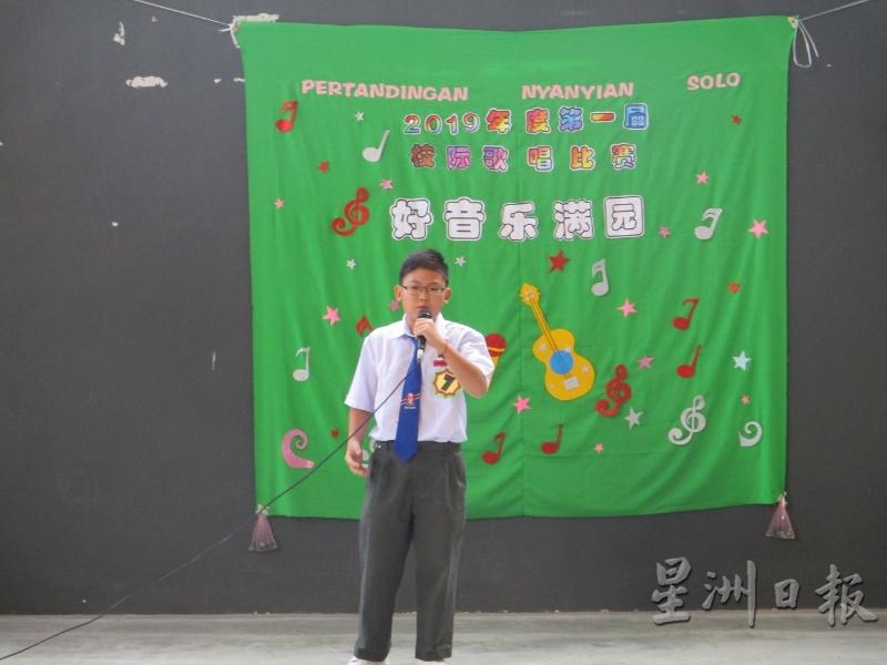 参赛者在台上卖力展现歌喉。