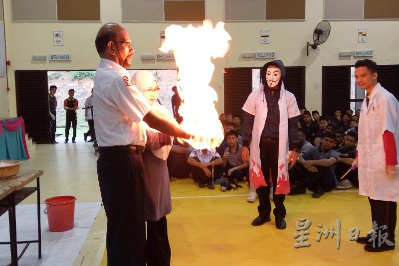该校老师拉真（左一）被中五生邀请一起进行实验，感到新鲜及惊奇。