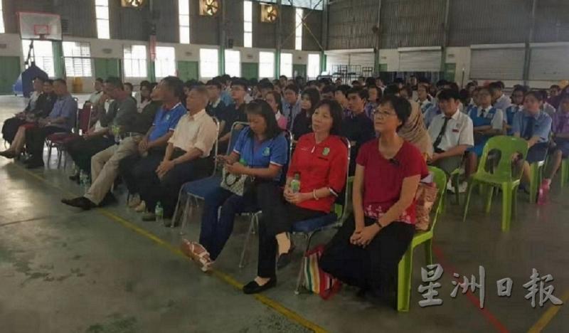 为鼓励学生踊跃报读中六及国立大学，瓜拉庇劳中华国民型华文中学举办“分享是关怀”讲座会。