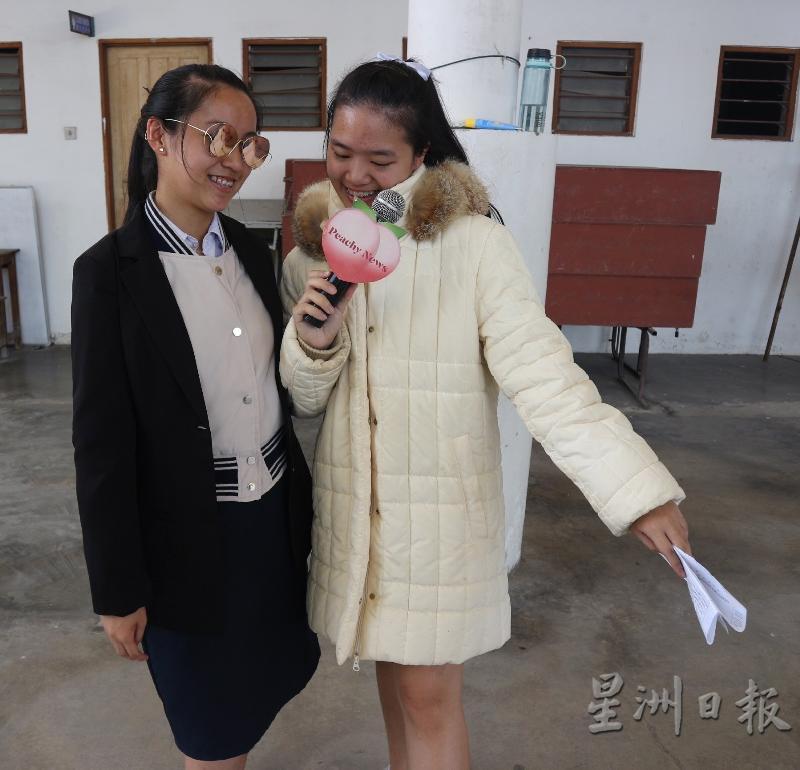 在大热天下身穿羽绒服？因为这场景是在天气预报，内容是怡保下雪了，真有趣！