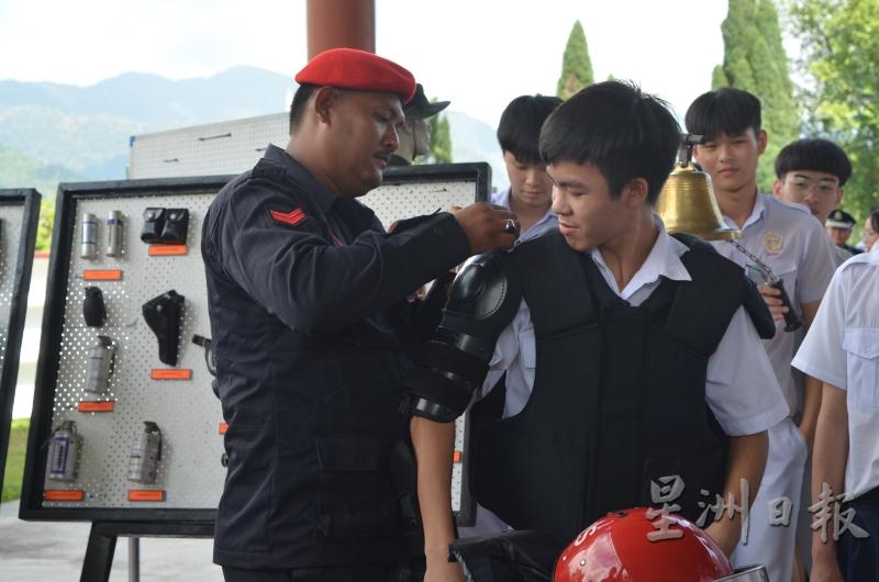 学生们也有机会体验穿上警员配备的感觉。