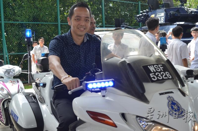 老师们也觉得非常新鲜，忍不住体验乘坐警察大型摩哆车的感觉。