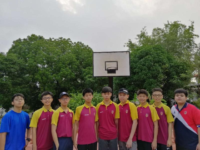 建造虚拟开屏山庄国中的9名中四生；左起为黄浩然、黄峙杰、纪名骏、陈颖杰、魏弘毅、陆忠胜、方伟旭、陈玟恺、陈凯文。（行管令之前拍摄）
