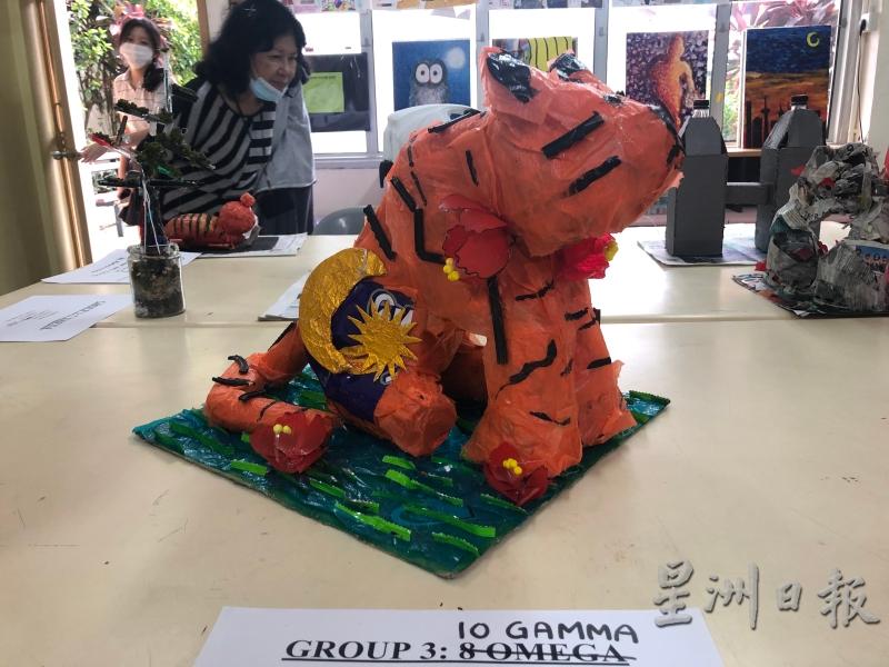 塑像赛冠军作品是一个马来虎的形象，学生提倡不要忘记马来虎。